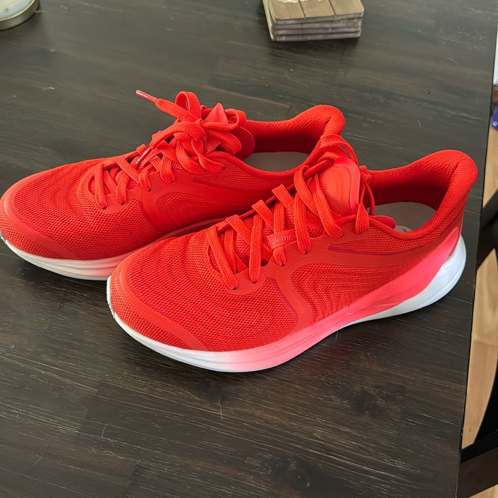 LULULEMON TENNIS SHOE SIZE 8